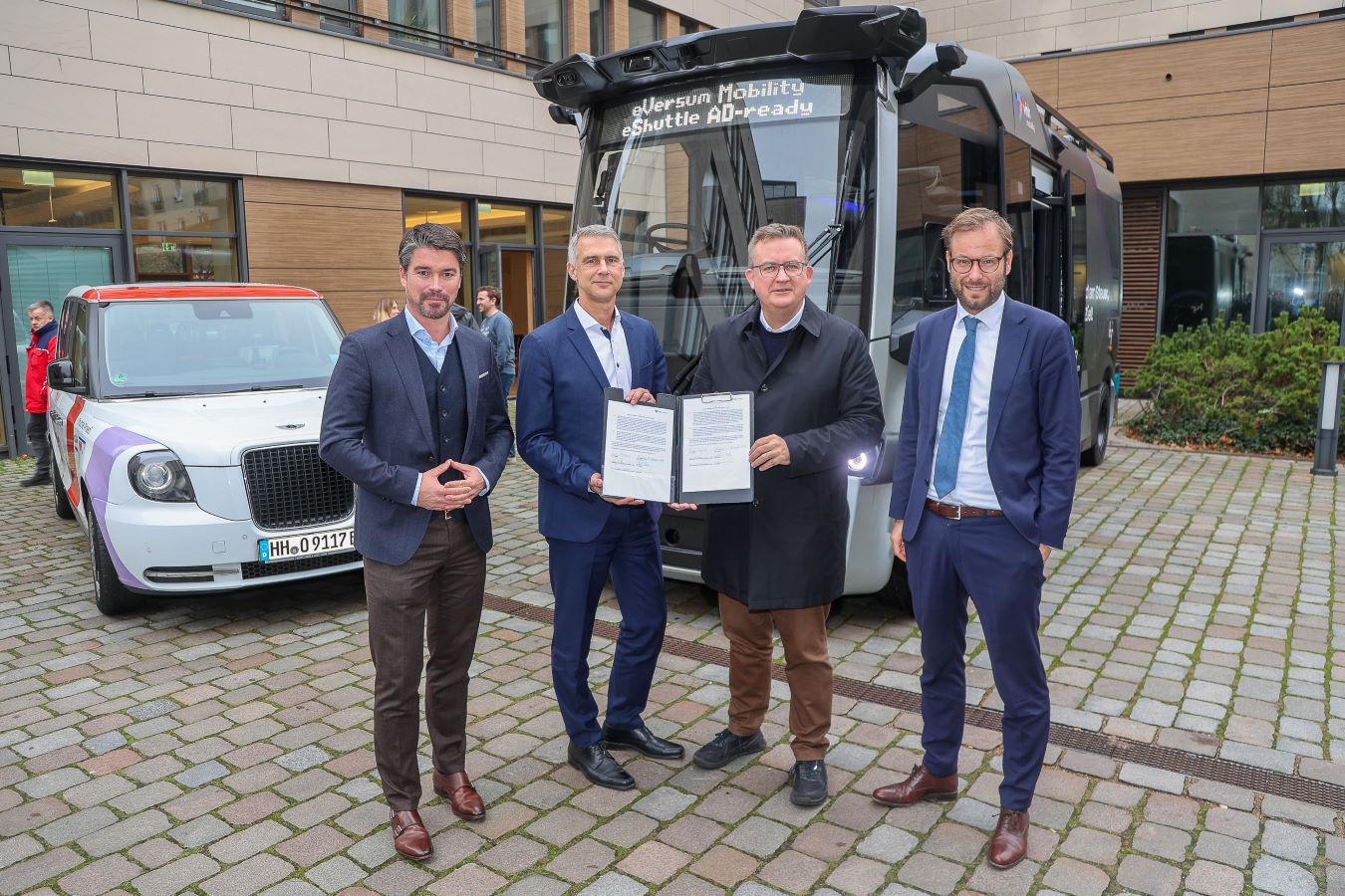 hvv hop wird autonom: vhh.mobility, IAV und eVersum entwickeln autonomes Shuttle für den ÖPNV in Hamburg